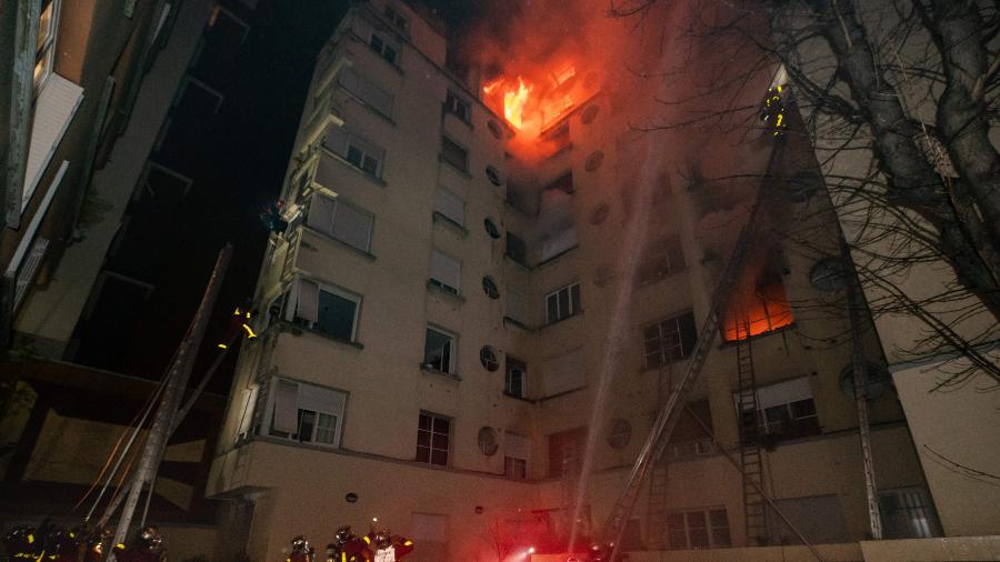Bombeiros tentando apagar o incêndio em um edifício de Paris onde ao menos 10 pessoas morreram Imagem: AFP PHOTO/Benoît Moser/BSPP Bombeiros tentando apagar o incêndio em um edifício de Paris onde ao menos 10 pessoas morreram Imagem: AFP PHOTO/Benoît Moser/BSPP